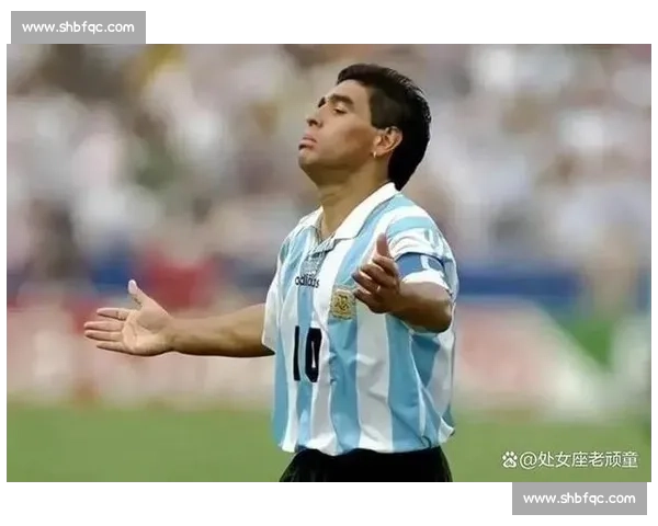 梅西与马拉多纳跨越时代的足球王者之争与精神传承历史评价与荣耀对比