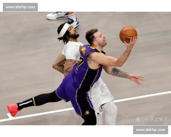 独行侠与马刺激战四季度大战 球迷热议两队未来发展趋势